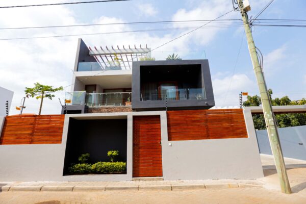 Arrenda-se Luxuosa Moradia T5 no Bairro Triunfo Novo